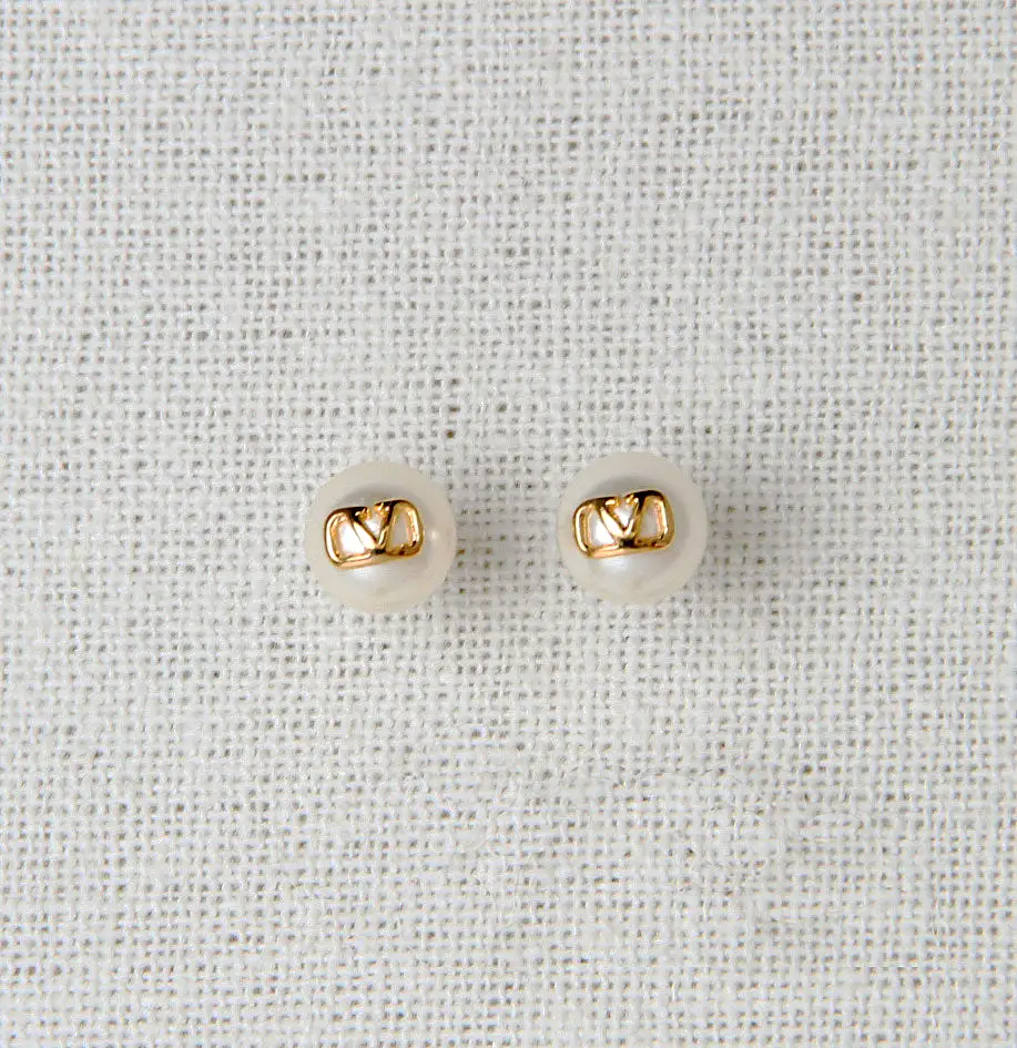 Pearl V Studs Small 10mm, Gold