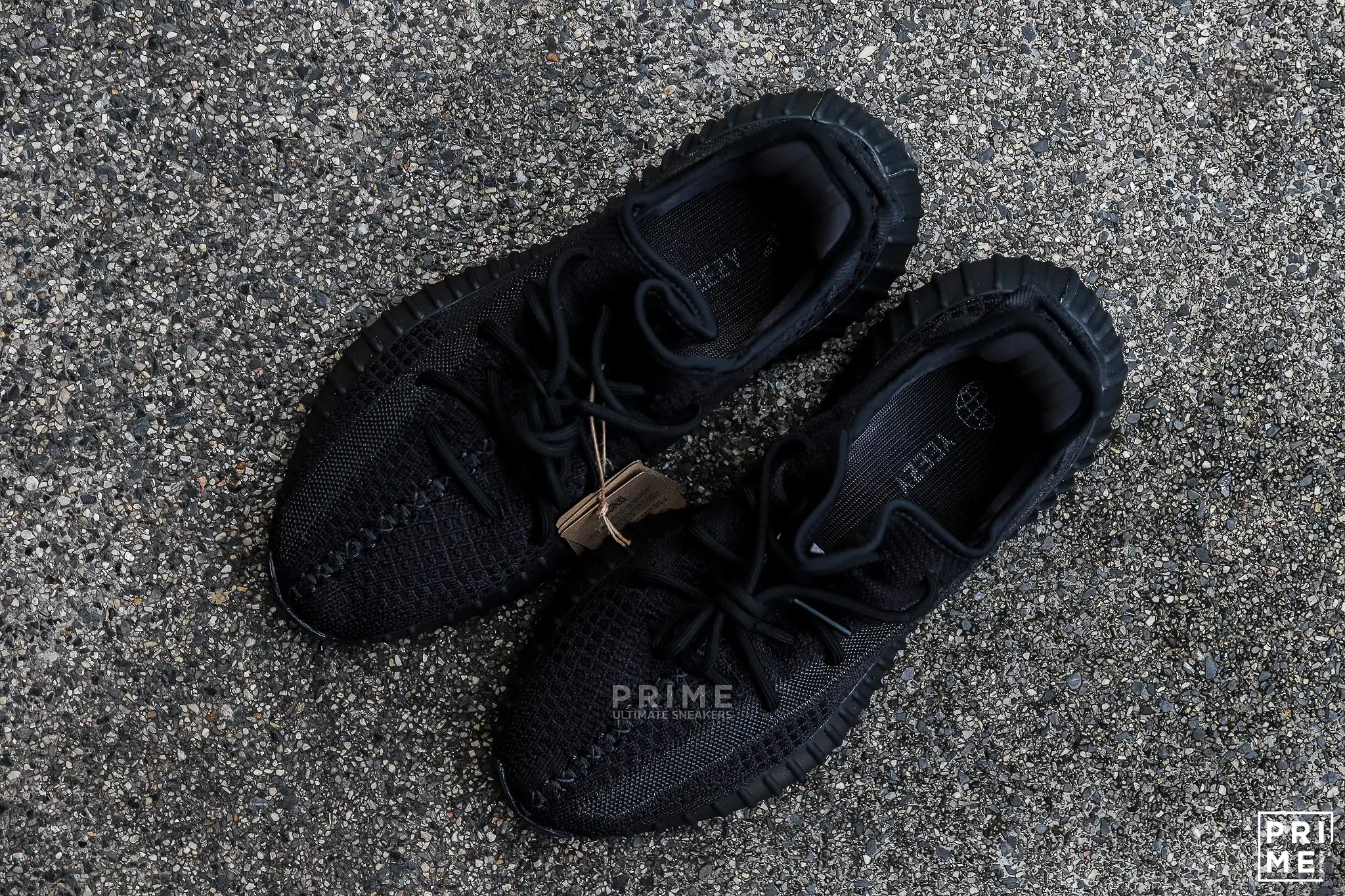 Yeezy 350 V2 ONYX (HQ4540)