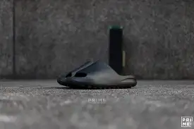 Yeezy Slide ONYX  (HQ6448)